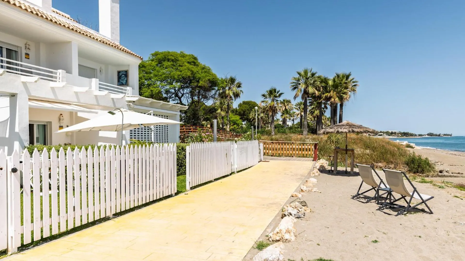 Casa Adosada En Primera Linea De Playa, Estepona