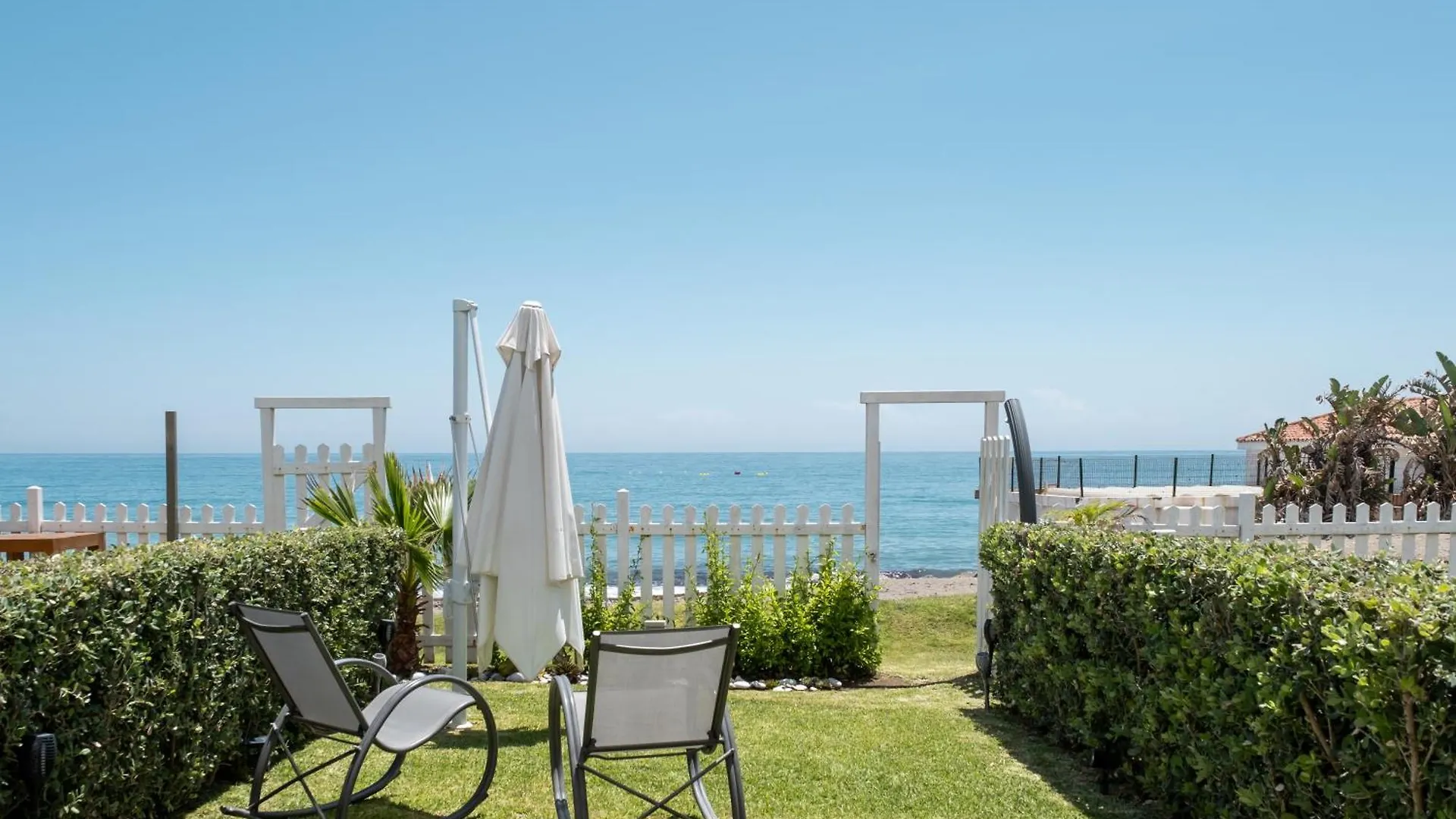 Casa Adosada En Primera Linea De Playa 埃斯特波纳 西班牙